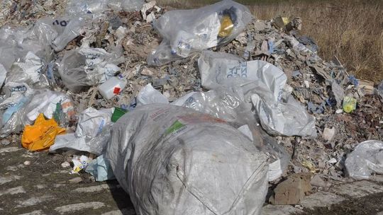 Kilkadziesiąt ton nielegalnych odpadów. Ktoś wysypał śmieci na polu buraczanym