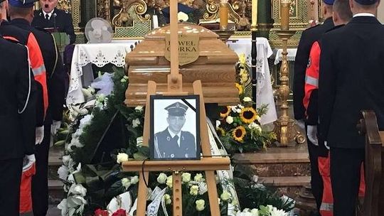 Kilkaset osób pożegnało tragicznie zmarłego strażaka