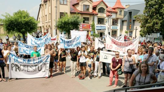 Kilkaset osób protestowało w Opolu Lubelskim. \"Zostawcie nam liceum!\" (wideo)
