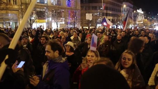 Kilkaset osób protestowało w Pradze przeciwko obostrzeniom w rocznicę Aksamitnej Rewolucji