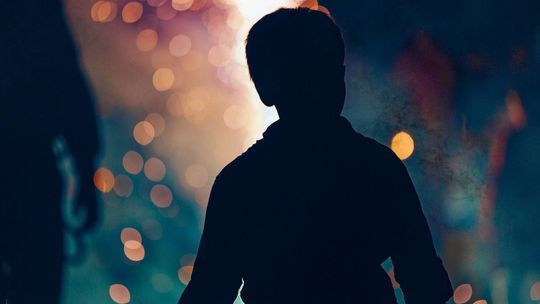 Kilkuletni chłopiec sam w środku nocy przed sklepem. Szukał mamy, która wyszła z domu