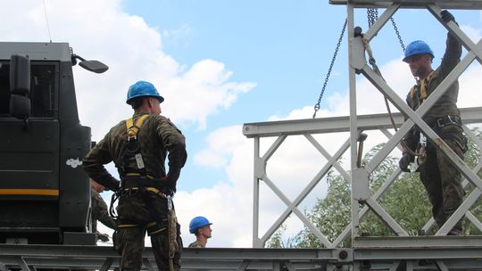 Kilkumetrowa wyrwa w drodze wojewódzkiej. Saperzy montują tu most 