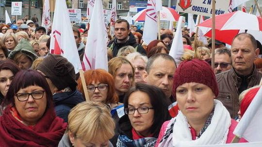 Kilkuset nauczycieli protestowało przed Urzędem Wojewódzkim. "Zalewa nas chaos"