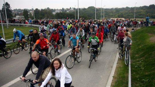 Kilkuset rowerzystów przejechało nowym odcinkiem S17