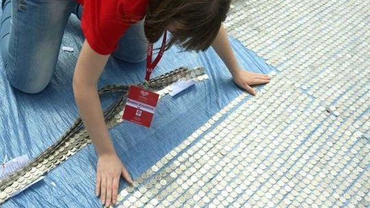 'Kilometry dobra'. Układali złotówki, pomogą dzieciom i starszym