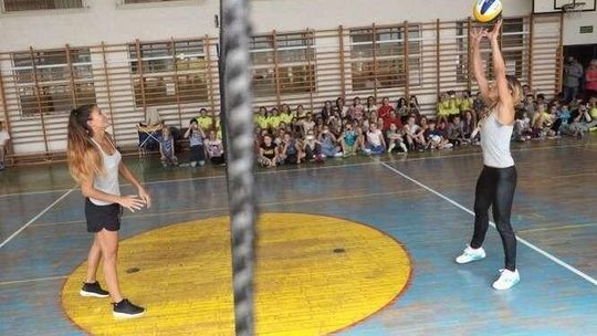 Kinga Kołosińska i Monika Brzostek trenowały z dziećmi z ZSO nr 4 (ZDJĘCIA, WIDEO)