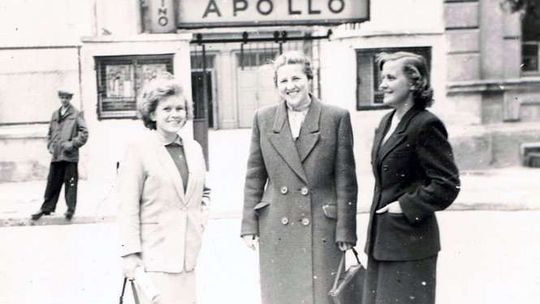 Kino Apollo. Lublin lata 50-te. Kim są młode dziewczyny stojące przed kinem?