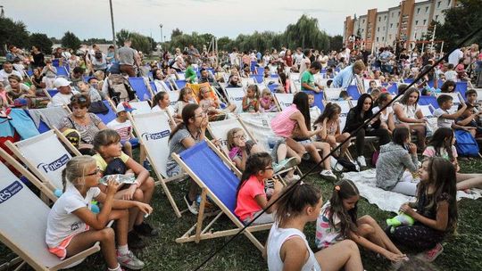 Kino Plenerowe w Łęcznej: Gry i zabawy dla dzieci!