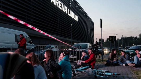 Kino samochodowe przy Arenie Lublin. Na ekranie "Wraki Lubelszczyzny"