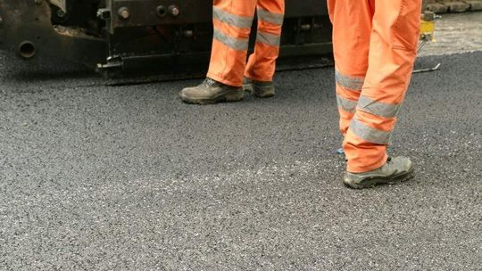 Kładą asfalt na ul. Narutowicza. Nie można parkować