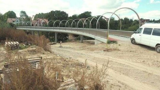 Kładka jest, ale nie można korzystać. Zabrakło niecałe 100 metrów chodnika