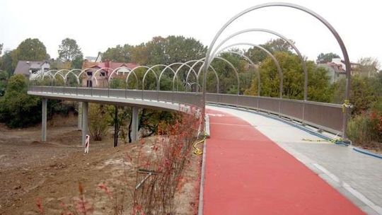 Kładka nad wąwozem połączy osiedla Łęgi i Świt. Kosztowała 3,7 mln zł