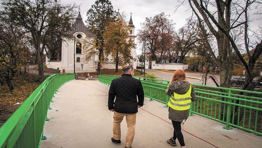 Kładka w Łęcznej czeka na pieszych. Trwają prace wykończeniowe