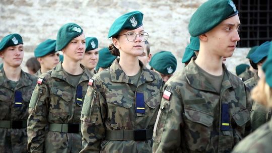 Uczniowie klas mundurowych podczas uroczystego ślubowania