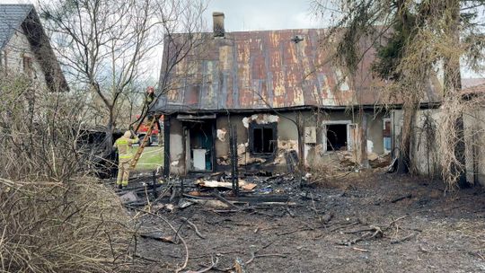 Kłęby dymu w centrum miasta. Spłonął pustostan 