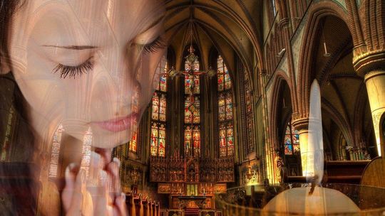 Klękać? Wstawać? Siedzieć? Teolog z KUL o zachowaniu podczas mszy online