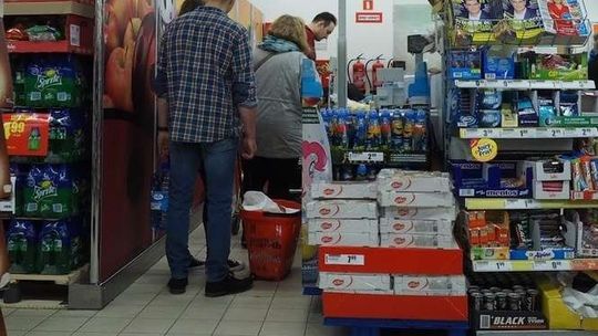 Klientka rozerwała sobie kurtkę w markecie. Reakcja sklepu? Dopiero po interwencji