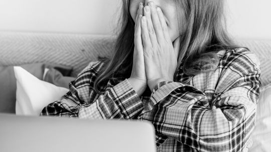 Kliknęła dla zysku, straciła oszczędności. Internetowy zarobek okazał się pułapką