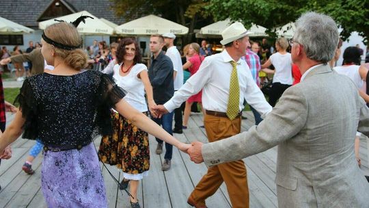 Klimat jak na wiejskiej zabawie i cała masa radości. Potańcówka w lubelskim skansenie