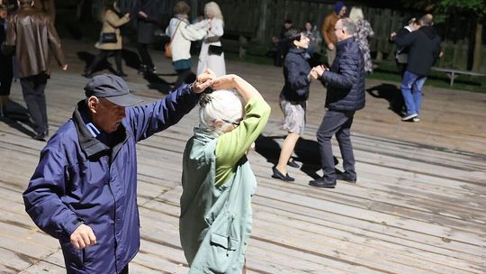 Klimatycznie i kameralnie. Za nami ostatnia w tym roku potańcówka w skansenie