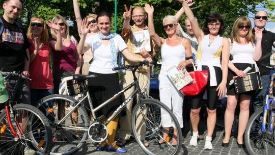 Klimatyczny urzędnik jeździ na rowerze