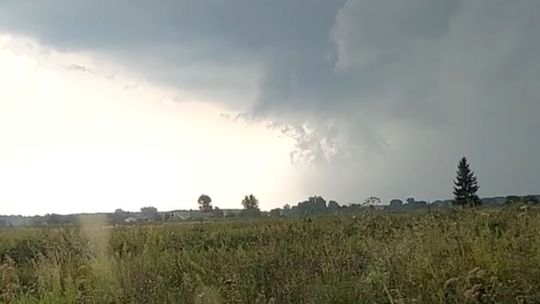 Kłoczew. Nawałnica uszkodziła kilkanaście budynków. Zrywała linie energetyczne