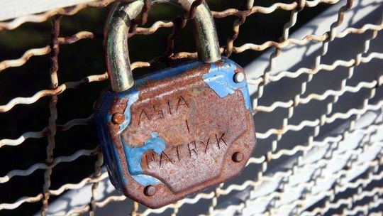 Kłódki zakochanych również na kładce na LSM