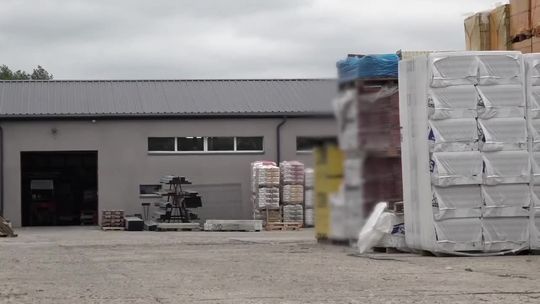 Kłótnia kierowców na parkingu. Jeden ugodził drugiego nożem i uciekł