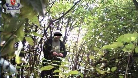 Kłusownik wpadł dzięki kamerze zainstalowanej w lesie (wideo)