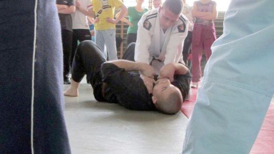 Kobieta Bezpieczna: Policja uczy kobiety jak się obronić