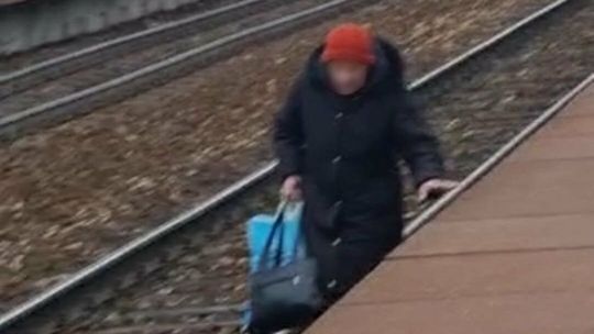 Kobieta była na torach. Właśnie nadjeżdżał pociąg