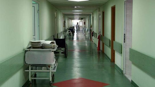 Kobieta, która wstrzyknęła sobie olej w piersi w coraz lepszym stanie