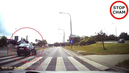 Kobieta omijała stojące auta na Al. Tysiąclecia w Lublinie. Wjechała w pieszego na pasach [wideo]