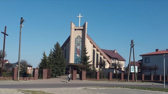 Kobieta powiesiła się na placu przy kościele. Wcześniej spowodowała kolizję