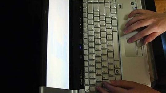 Kobieta przyszła do prokuratury: przyjaciel rodziny sypia z moją 11-letnią córką