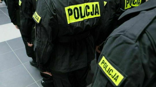 Kobieta straciła przytomność. Policjanci z puławskiej drogówki uratowali jej życie