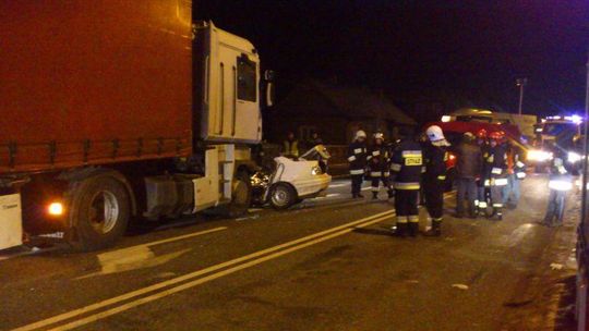 Kobieta w ciąży zginęła w wypadku. Bmw zderzyło się z tirem (zdjęcia)