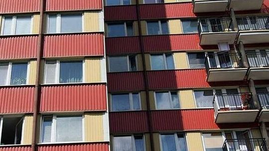 Kobieta wypadła z 10 piętra wieżowca na Czechowie. Nic jej się nie stało