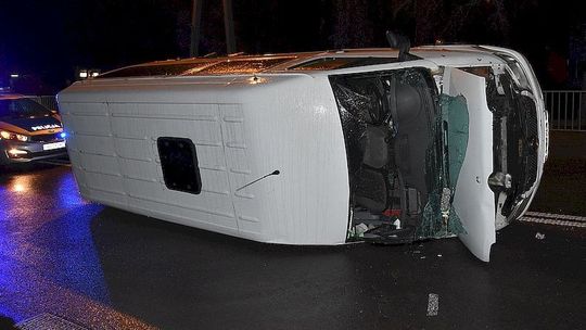 Kobieta "wypiła tylko dwa piwa", wsiadła do auta i zderzyła się z busem. Miała niemal 3 promile alkoholu we krwi [zdjęcia]