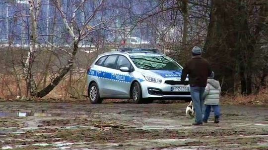 Kobieta wyskoczyła z szałasu i rzuciła się na policjantów. Została postrzelona