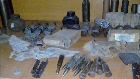 Kobieta z kontrabandą i karabinem