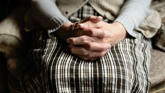 Kobieta z odleżynami, w fekaliach i niedożywiona. Tak opiekowała się nią córka