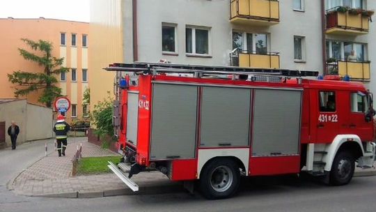 Kobieta zasłabła w mieszkaniu. Pomogli strażacy