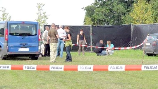 Kobieta zginęła od ośmiu ran na szyi. Prokurator: \"Zabiła się sama\"