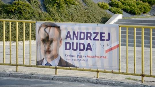 Kobieta zniszczyła plakaty wyborcze i rozcięła głowę świadkowi