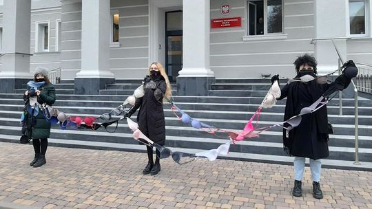 Kobiety przed komisariatami w Lublinie z biustonoszami w dłoniach