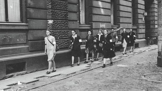 Kobiety w Armii Krajowej: strzelały i szyfrowały