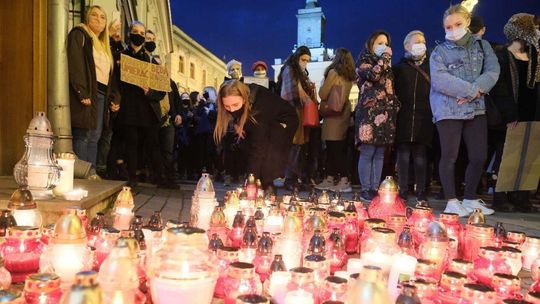 Kobiety złożą dzisiaj kwiaty i zapalą znicze pod siedzibą PiS w Lublinie
