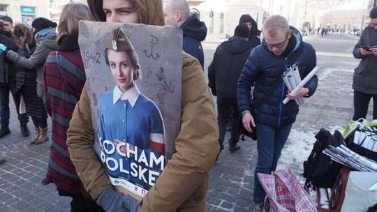 "Kocham Polskę". Młodzież Wszechpolska rozdawała plakaty