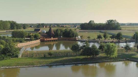 Panorama Stawów Milickich i tereny zielone wokół Agroturystyki Tatarska Zagroda – malownicze miejsce na noclegi w Dolinie Baryczy.